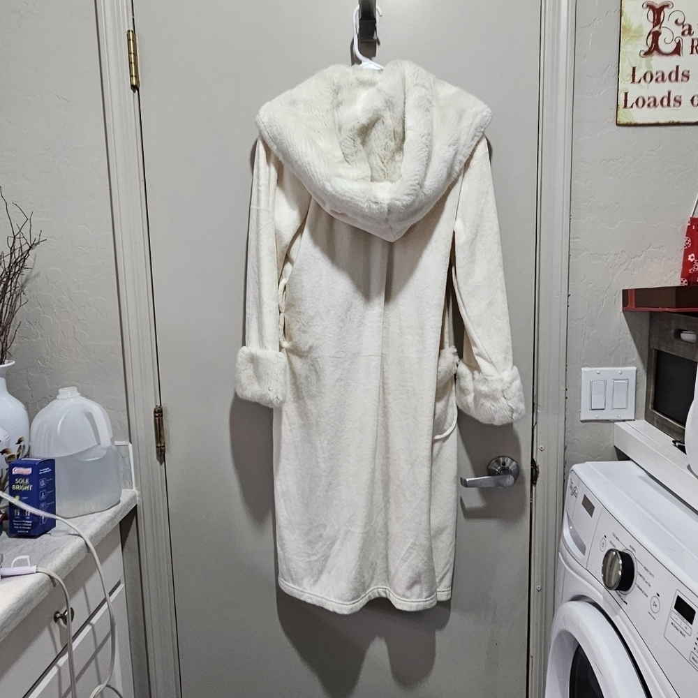 Pottery Barn Robe. - Picture 2 of 3